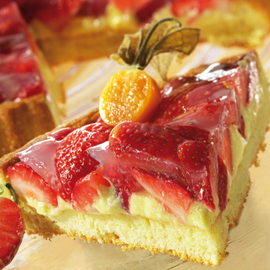 Sommerlicher Erdbeerkuchen mit selbst gepflückten Früchten – schnell gemacht und herrlich leicht. Gebacken in der Lurch Obstbodenbackform aus Silikon.