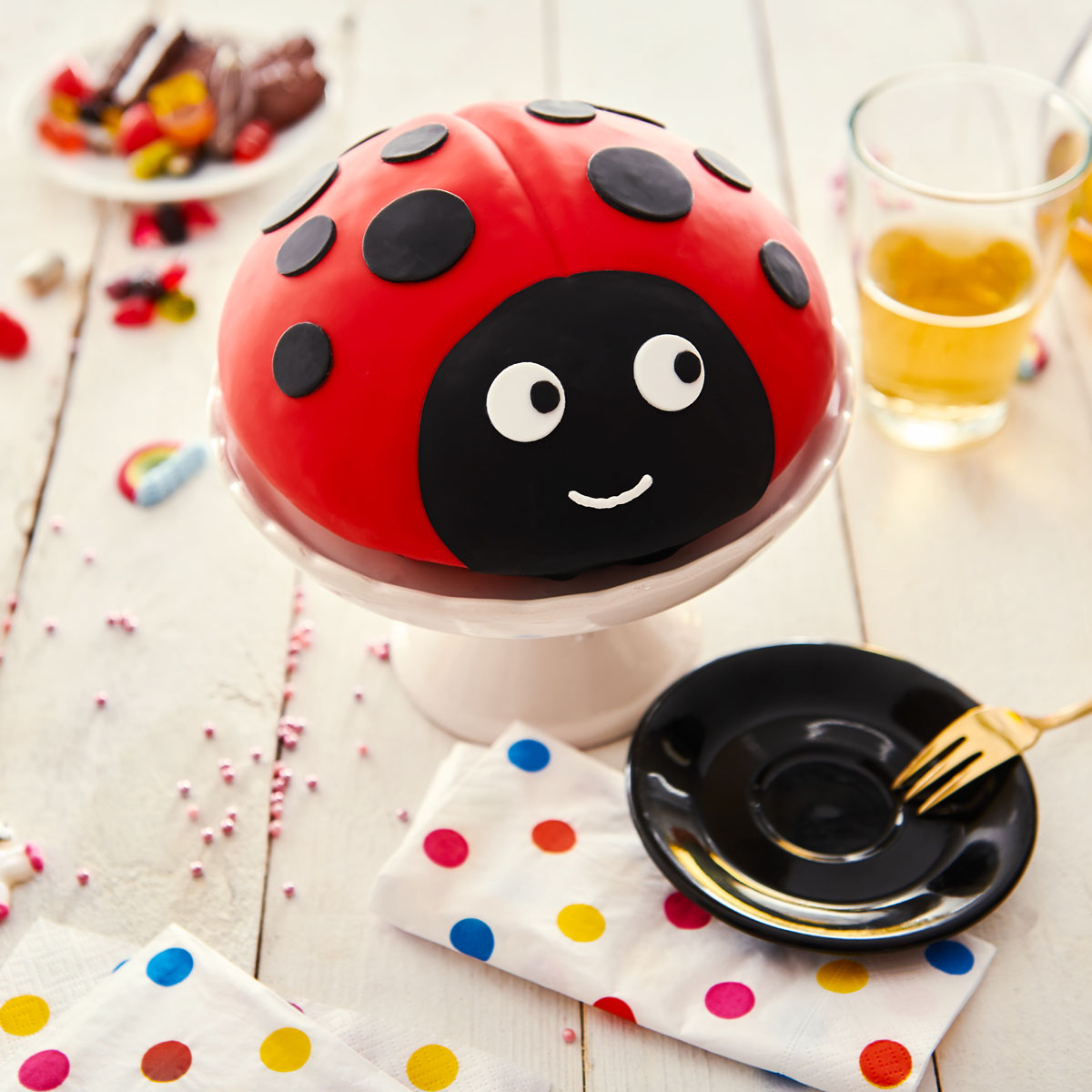 Halbkugelform Grundrezept: Perfekt für Kreative! Backe die Halbkugel und verwandle sie mit viel Liebe in ein echtes Kunstwerk – gebacken in der Lurch Halbkugel-Backform.