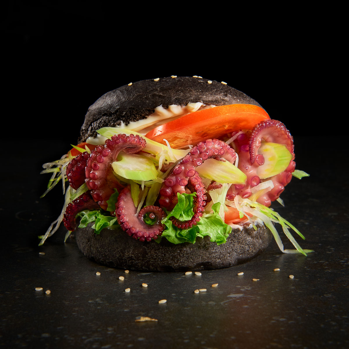 Außergewöhnlicher Oktopus Burger mit selbstgemachtem Bun und Olivenöl-Mayonnaise – ein Highlight für besondere Gäste und kulinarische Entdecker. Für die Buns eignet sich die Lurch Burgerbun-Backform am besten.
