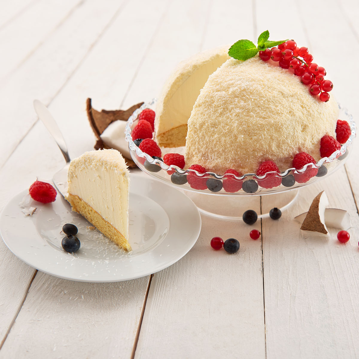 Kokos Torte mit der Lurch Halbkugel-Backform: Diese schneeweiße Torte mit cremiger Kokosfüllung ist ein echter Hingucker – zart, himmlisch und unwiderstehlich lecker!