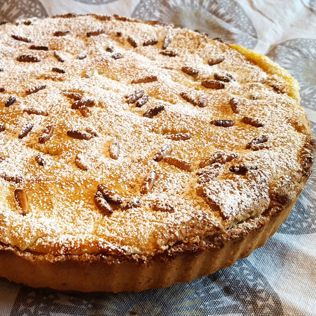 Torta della Nonna in der Lurch Quiche Backform: Ein italienischer Klassiker mit Pinienkernen und Vanillecreme – süß, traditionell und einfach köstlich. La dolce vita auf dem Kuchenteller!