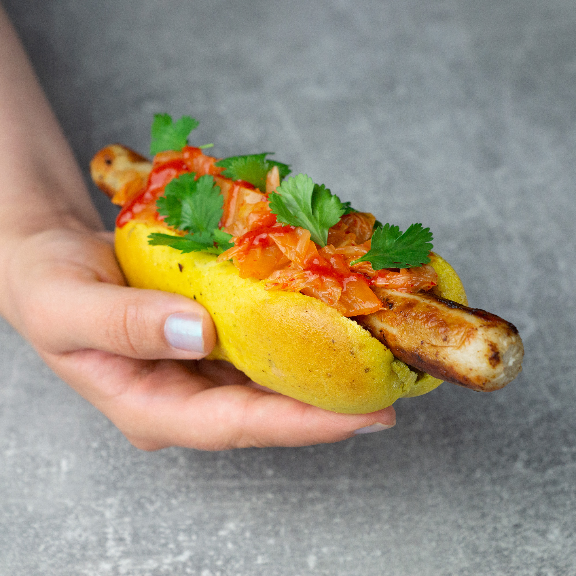 Currywürzige Hot-Dog-Variante mit leuchtend gelber Sauce – inspiriert von der Vielfalt asiatischer Gewürzmischungen. Gebacken in der Lurch Hot Dog Bun Backform.