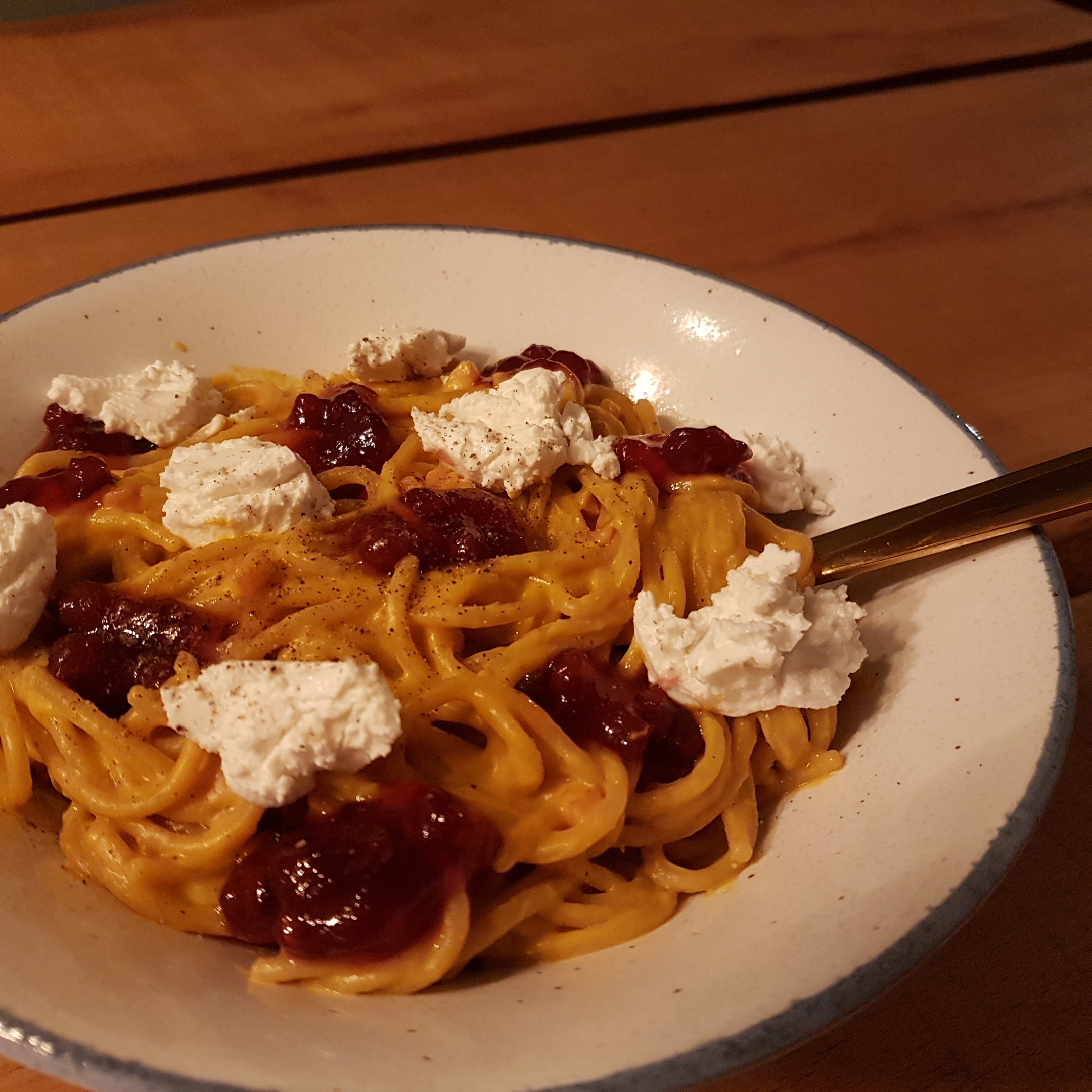 Pasta mit Kürbis, Ziegenkäse und Preiselbeeren