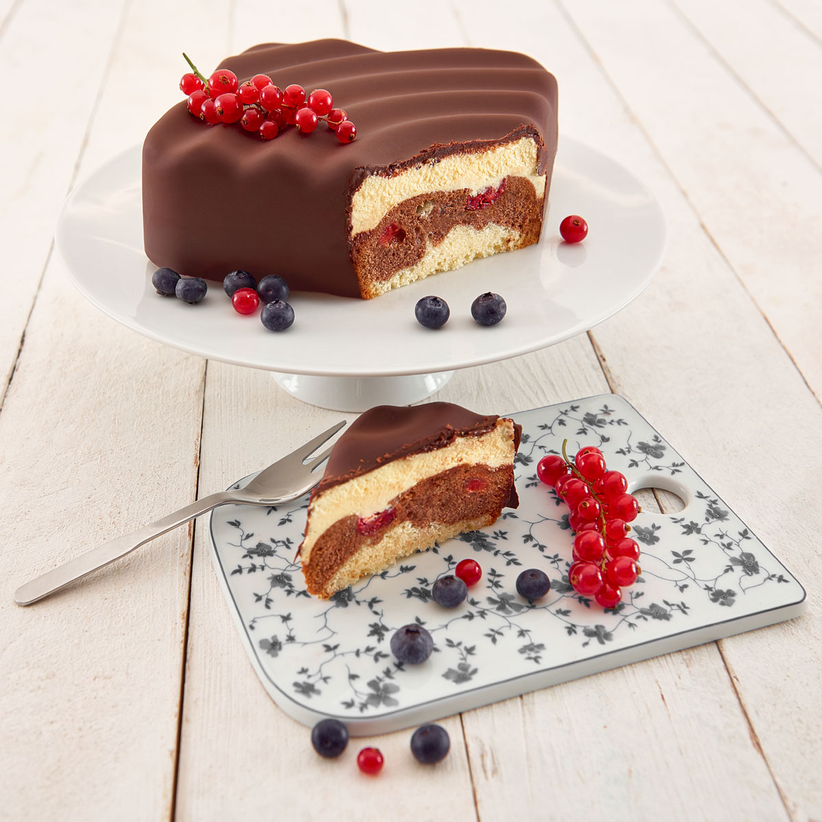 Donauwelle aus der Lurch Kuchenbackform Welle: Ein echter Kuchentraum! Die wellenförmige Mischung aus hellem und dunklem Teig mit Kirschen sieht toll aus und schmeckt himmlisch mit Buttercreme und Kuvertüre.