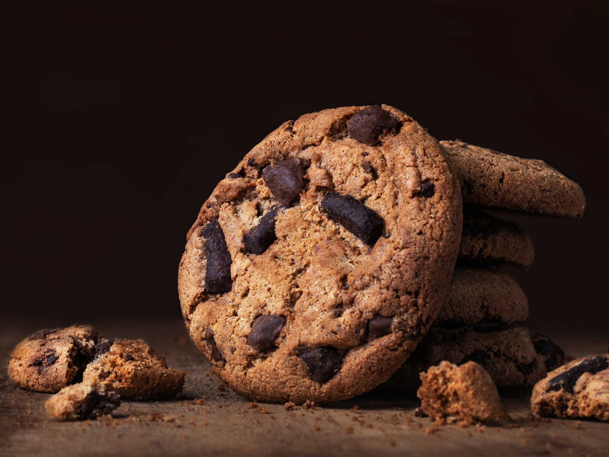 Ofenfrische American Cookies mit knusprigem Rand und weichem Kern – vollgepackt mit schmelzender Schokolade. Der perfekte Keksgenuss à la USA.