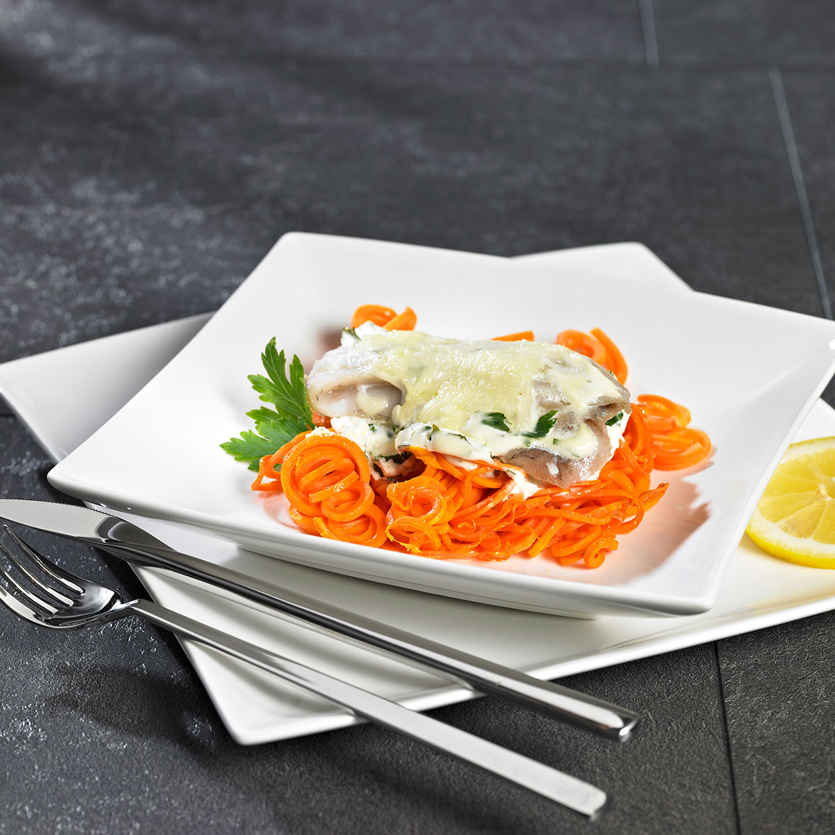 Dieses einfache Ofengericht mit Karottennestern, würziger Petersilien-Creme und zartem Fisch ist so lecker, dass jeder Tag ein Fischtag sein sollte. Richtig zubeeitet mit dem Lurch Spiralschneider.
