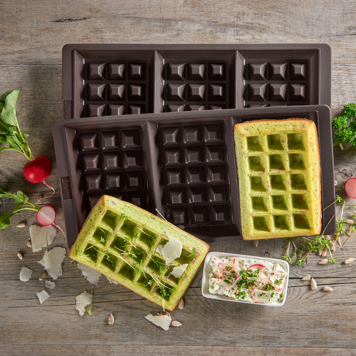 Kräuter-Parmesan-Waffel: Herzhafte Waffeln mit Käse und Kräutern – schnell mit der Lurch Waffel-Backform gemacht, perfekt zum Mitnehmen und einfach lecker!