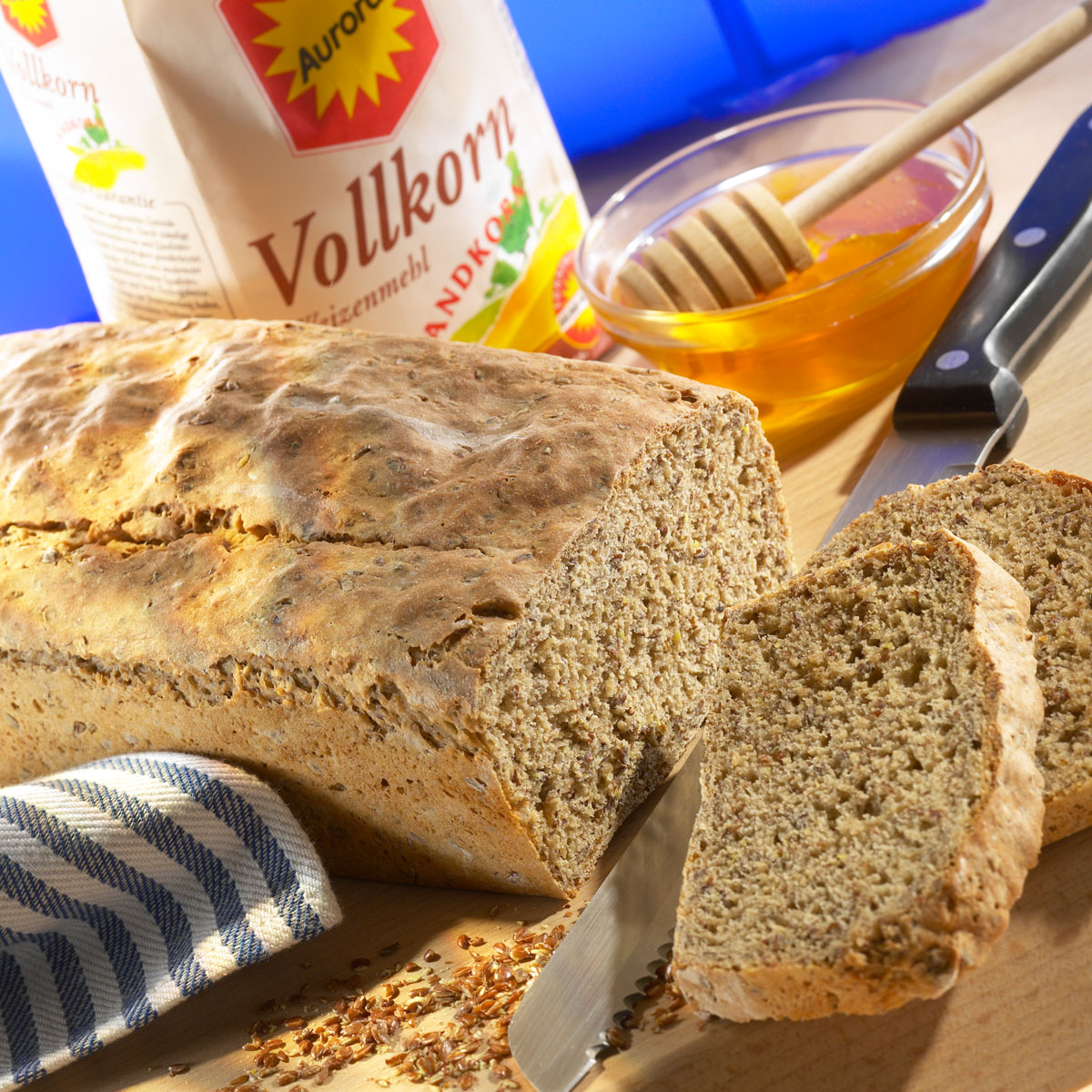 Leinsaat-Brot in der Lurch Kastenbackform: Eiweißreich, ballaststoffhaltig und richtig lecker – dieses Brot ist perfekt für eine ausgewogene Ernährung und jede Brotzeit.