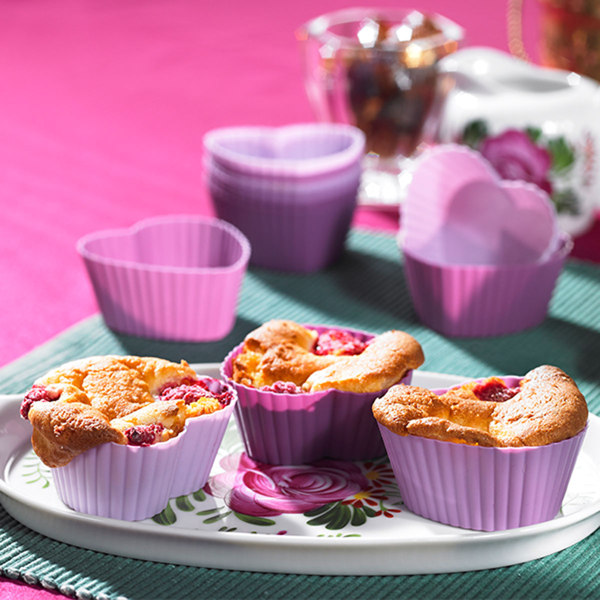 Himbeer-Ricotta-Muffins aus Lurch Muffinliner-Backformen: Fruchtig, fluffig, fix gemacht! Diese Muffins mit Ricotta und Himbeeren passen perfekt zu spontanen Kaffeebesuchen im Garten – einfach himmlisch lecker!