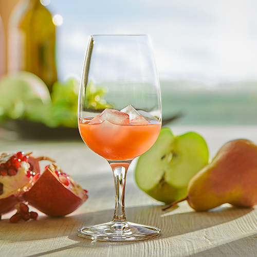 Fruchtiger Saft aus Apfel, Birne und Granatapfel – eine harmonische Mischung mit intensiver Farbe und wertvollen Vitaminen.