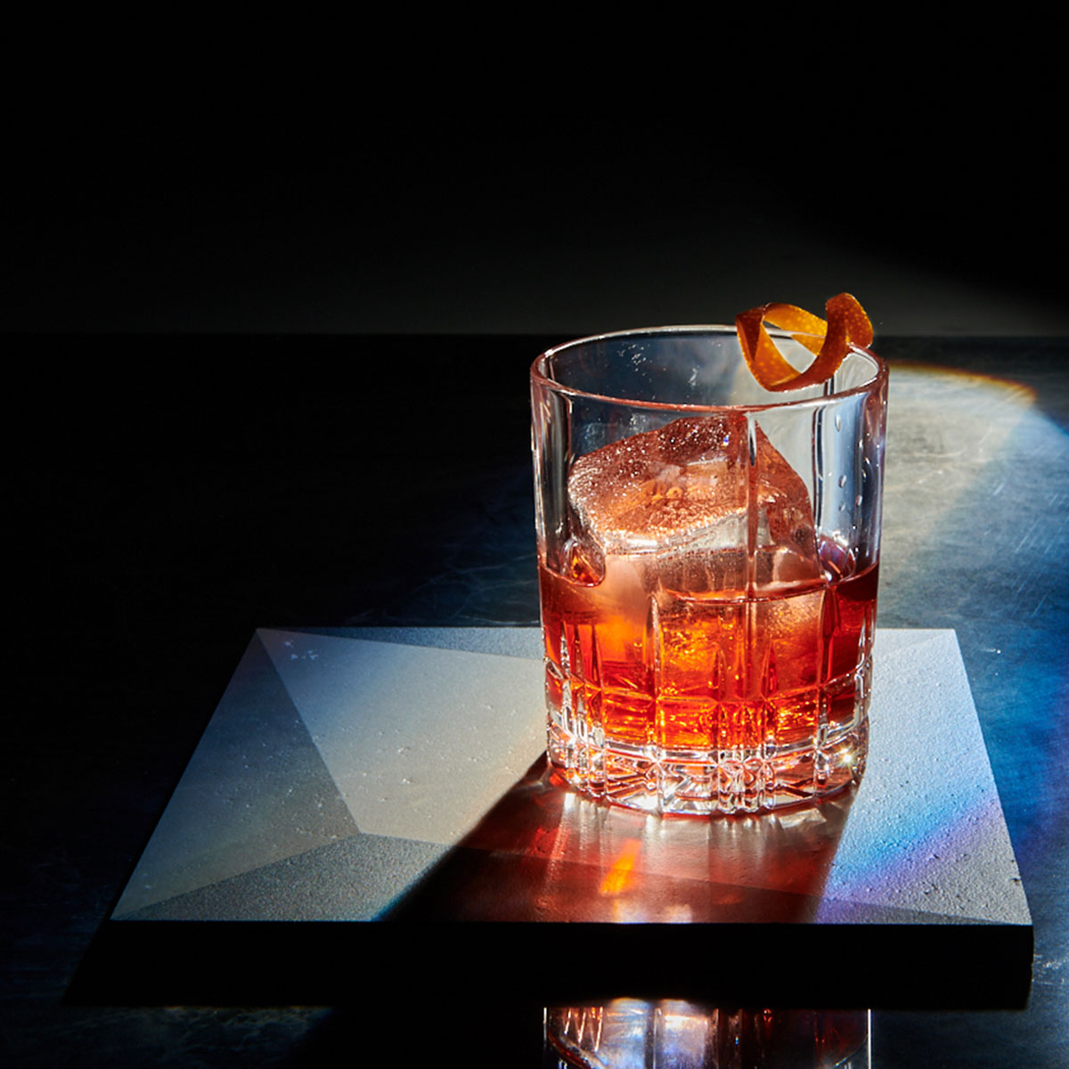 Negroni: Der italienische Klassiker verbindet bittere Campari-Note mit süßem roten Vermouth. Ein bittersüßer Aperitif, der den Appetit anregt und perfekt zu salzigen Speisen passt. Zubereitet mit Lurch Barzubehör und Eiswürfelformen aus Silikon.