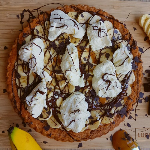 Saftiger Bananen-Toffee-Kuchen mit fluffigem Boden und süßem Topping – ein echter Genuss, der schon bei der Zubereitung Freude macht. Gebacken in der Lurch Obstbodenbackform aus Silikon.