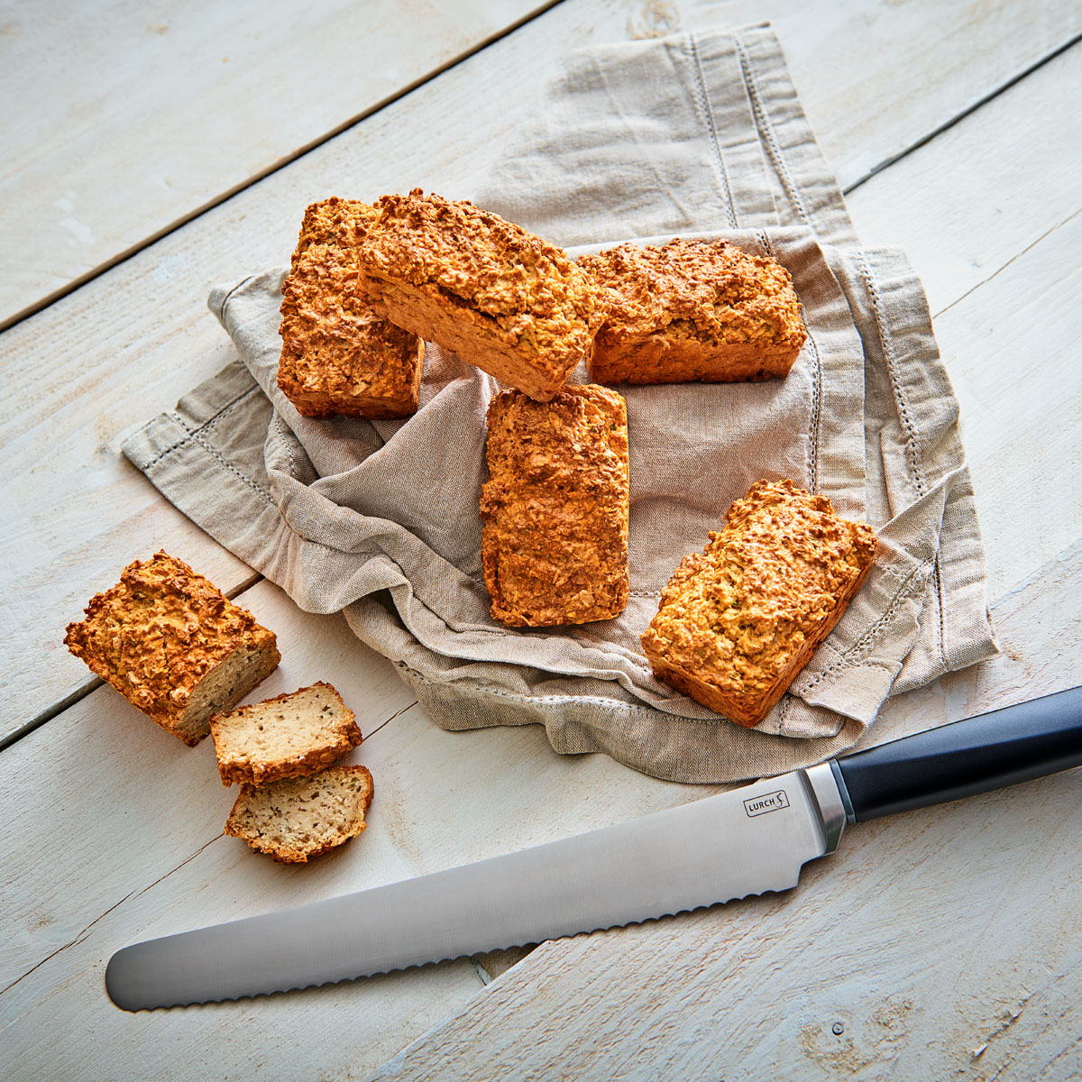 Kleine Haferbrote mit Haferflocken als Basis sind eine leckere, glutenfreie Alternative zu herkömmlichem Brot. Am besten werden sie in den Lurch Mini Batzen Backformen.