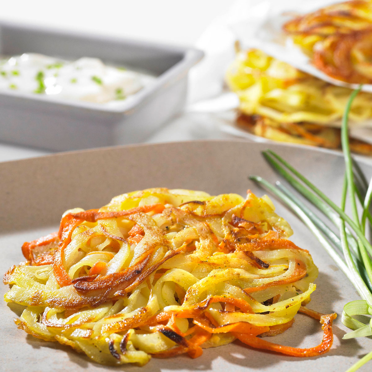 Gemüsepuffer mit Kräuterquark – Feierabendküche kann so einfach sein! Kartoffeln, Möhren, Gewürze und den Lurch Spiralschneider – mehr braucht es nicht für knusprige Puffer.