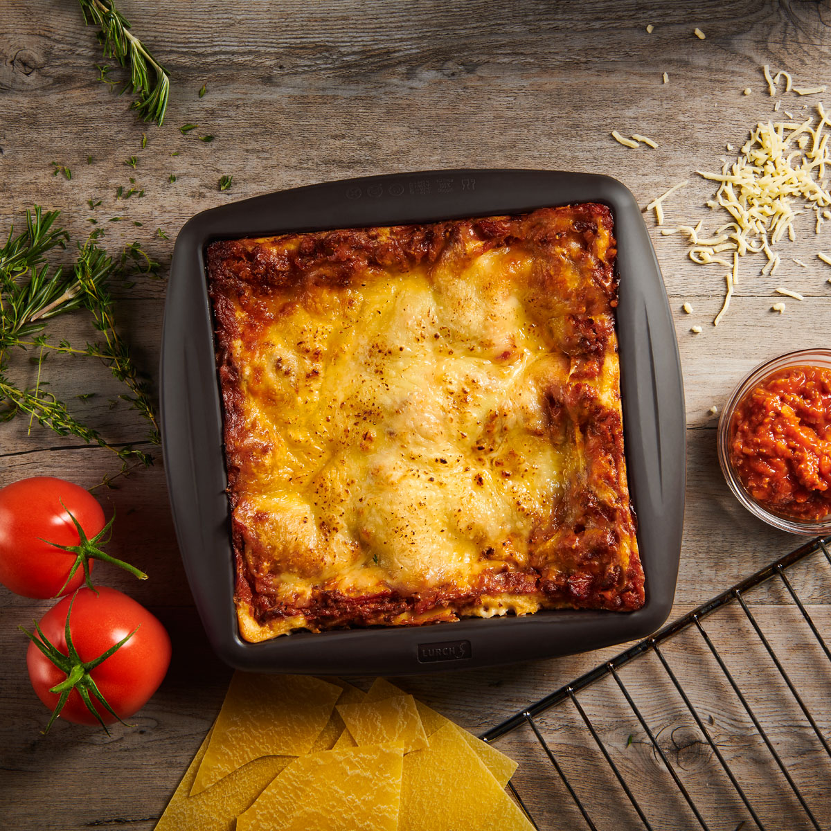 Lasagne aus der Lurch Quader Silikonbackform: Ein echter Klassiker: würzige Soße, zarte Nudelplatten und goldbrauner Käse – Lasagne liebt einfach jeder.