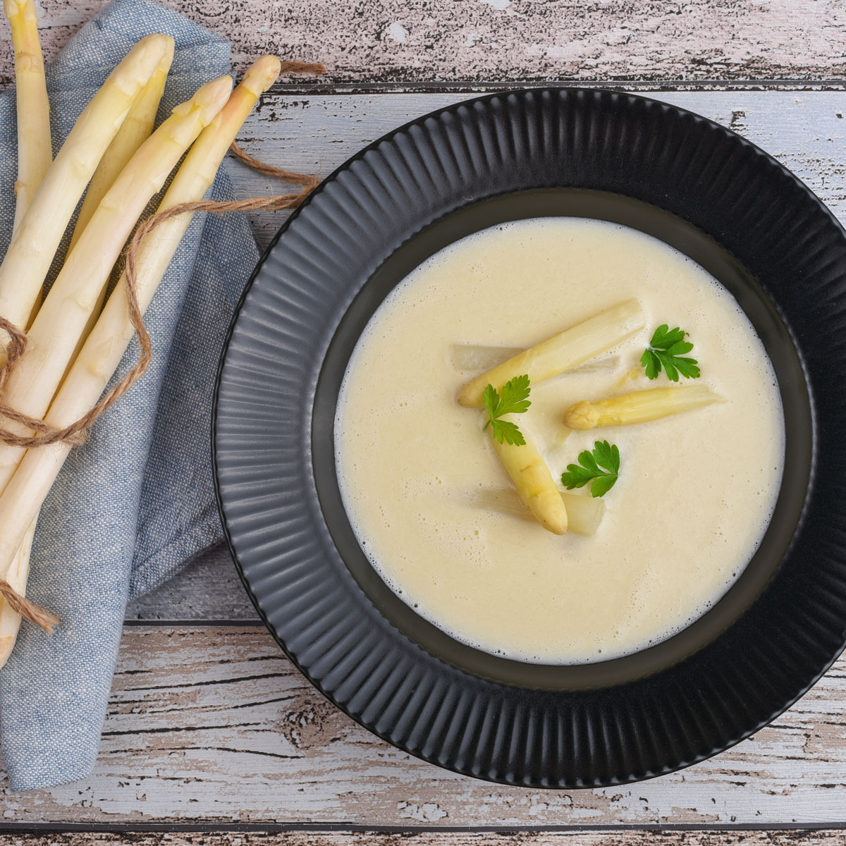 Spargelcremesuppe: Fein, cremig und voller Aroma – mit frischem Spargel selbstgemacht ein echtes Frühlings-Highlight. Perfekt mit Brot und optionaler Einlage aus Schinken oder Krabben. Zubereitet mit Lurch Schneebesen, Rührlöffel und Koch-Messer.