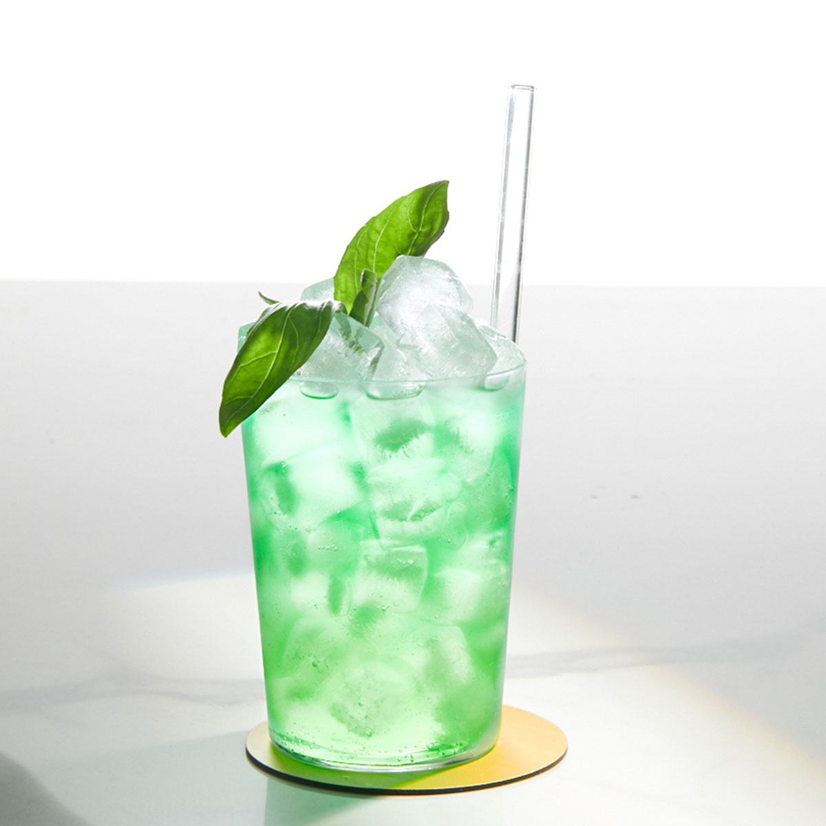 Basilikumsirup für Limonade: Frisch, würzig, perfekt für Sommerdrinks! Ob mit Wasser, Sekt oder im Cocktail – einfach mixen und genießen. Am besten mit Lurch Eiswürfelformen.