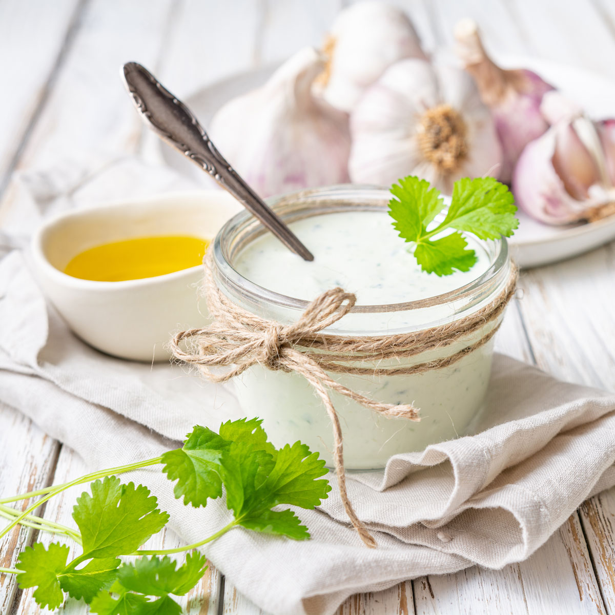 Knoblauchsoße: Perfekt für Fleisch, Gemüse oder Kartoffeln – und in nur fünf Minuten mit dem Lurch Knoblauchschneider und Multi Chopper selbst gemacht. Ganz ohne Fertigprodukt, aber mit vollem Geschmack!