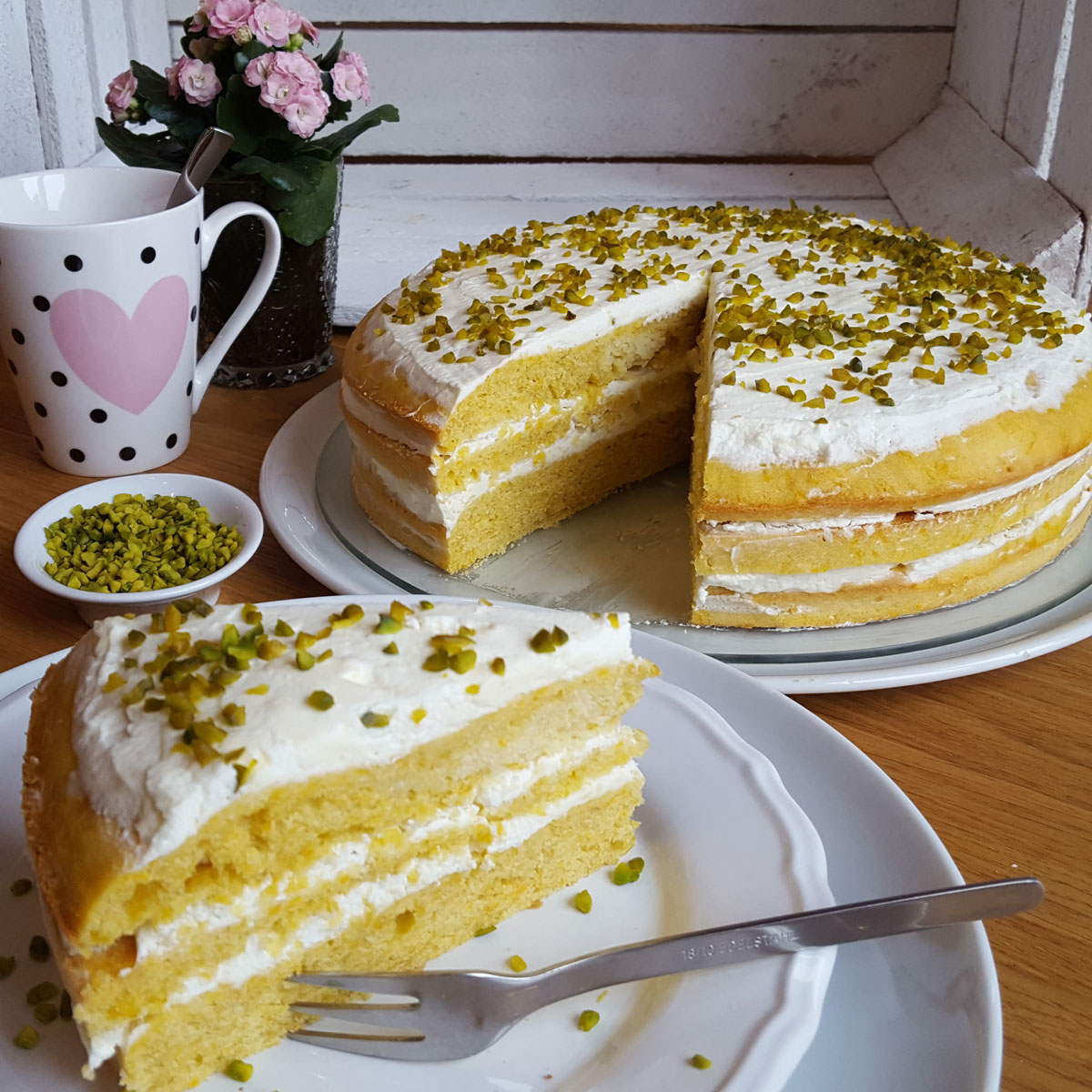 Osterkuchen in der Lurch Springform: Diese saftige Möhren-Creme-Torte mit Sahne, Mascarpone und Vanille wird mit Pistazien garniert zum köstlichen Highlight deiner Ostertafel. Frohe Ostern und viel Freude beim Backen!