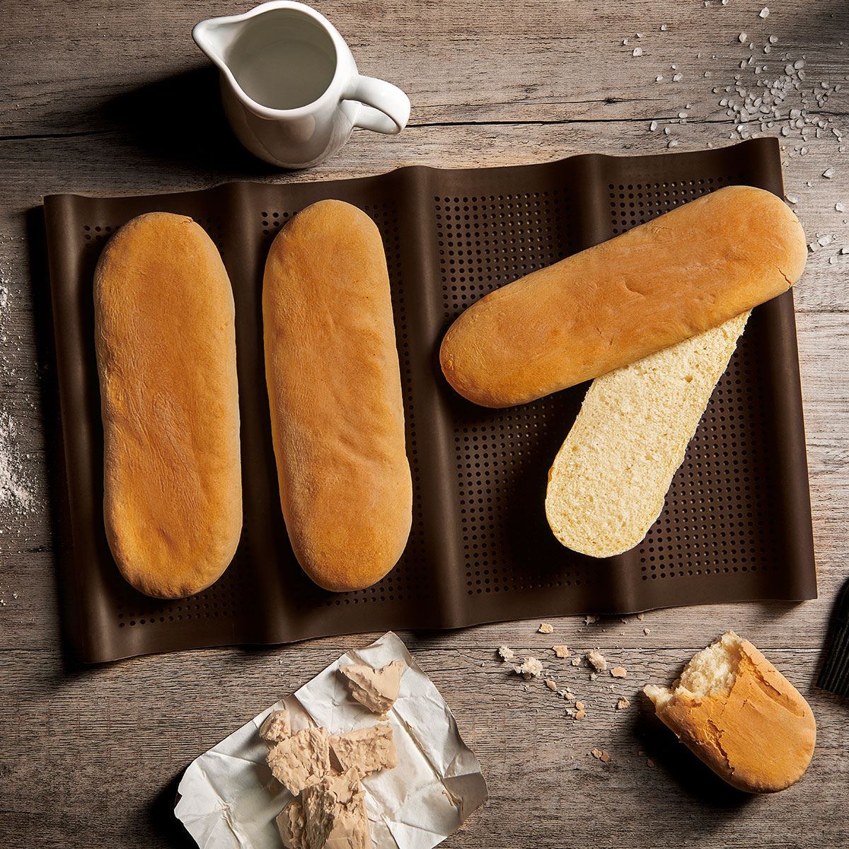 Einfache Mini-Baguettes, schnell gemacht und vielseitig belegbar – perfekt für deinen Lieblingsbelag und großen Genuss! Zubereitet mit der Lurch Mini Baguette Backmatte.