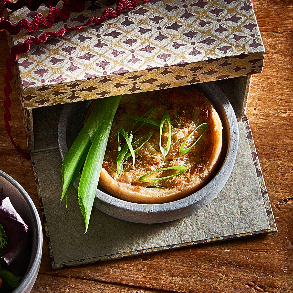 Perfekt für die nächste Party: schnelle Mini-Quiches, die mit großem Geschmack beeindrucken und deine Gäste begeistern! Zubereitet mit der Lurch Burgerbun Backform und der Teigrolle.