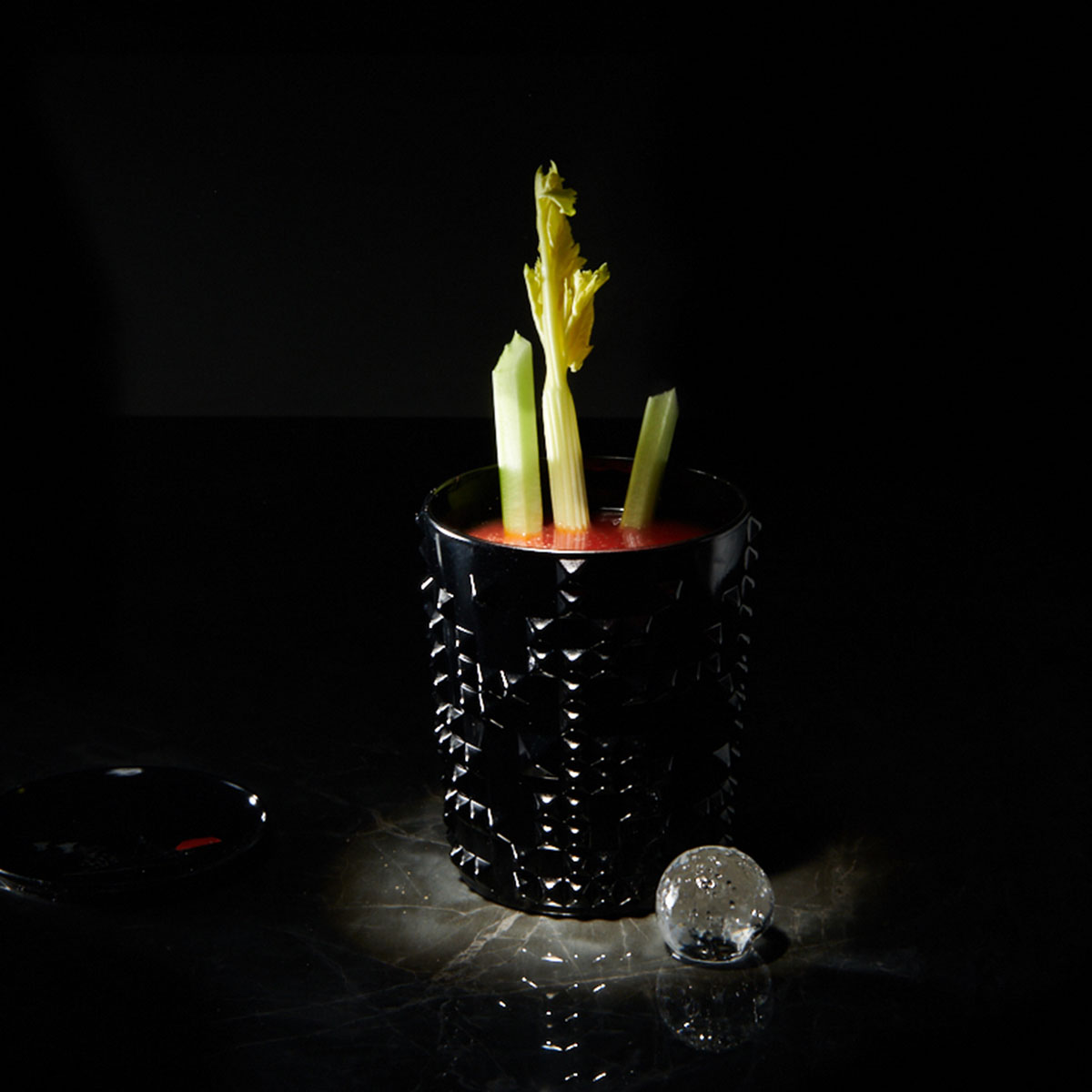 Bloody Mary: Würzig, pikant und herrlich anders! Die Mischung aus Vodka, Tomatensaft und scharfen Gewürzen macht diesen Cocktail zum idealen Kater-Killer. Richtig gut mit den Lurch Bar Tools und Eiswürfelformen.