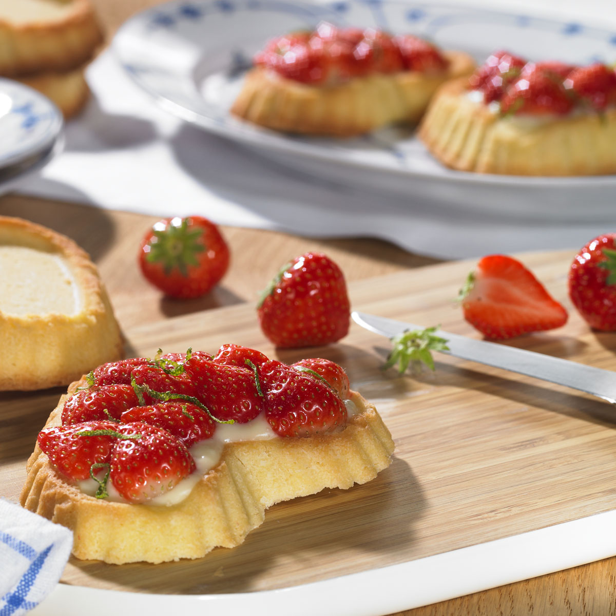 Erdbeer-Torteletts: Schnell in den Lurch Tortelett-Backförmchen gemacht und super lecker! Ein einfacher Boden, Vanillepudding und frische Erdbeeren – fertig sind die fruchtigen Mini-Törtchen.