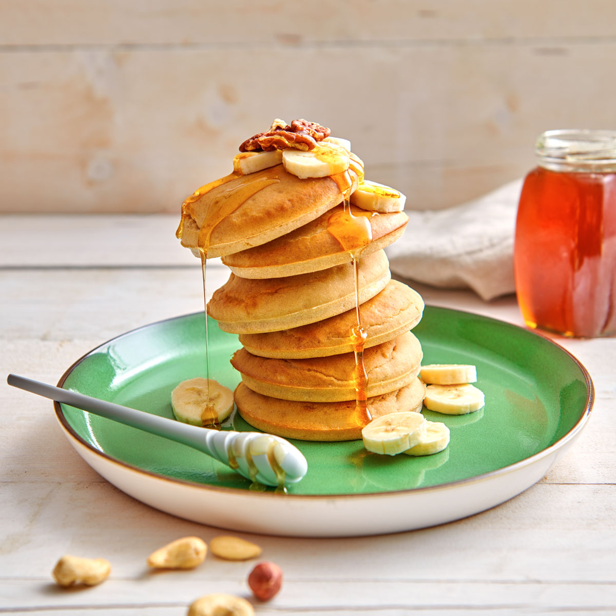 Vegane Bananen-Pancakes – fruchtig, fluffig und in nur 15 Minuten fertig. Perfekt mit Ahornsirup oder Honig verfeinert und in der Lurch Burgerbun-Backform gebacken.
