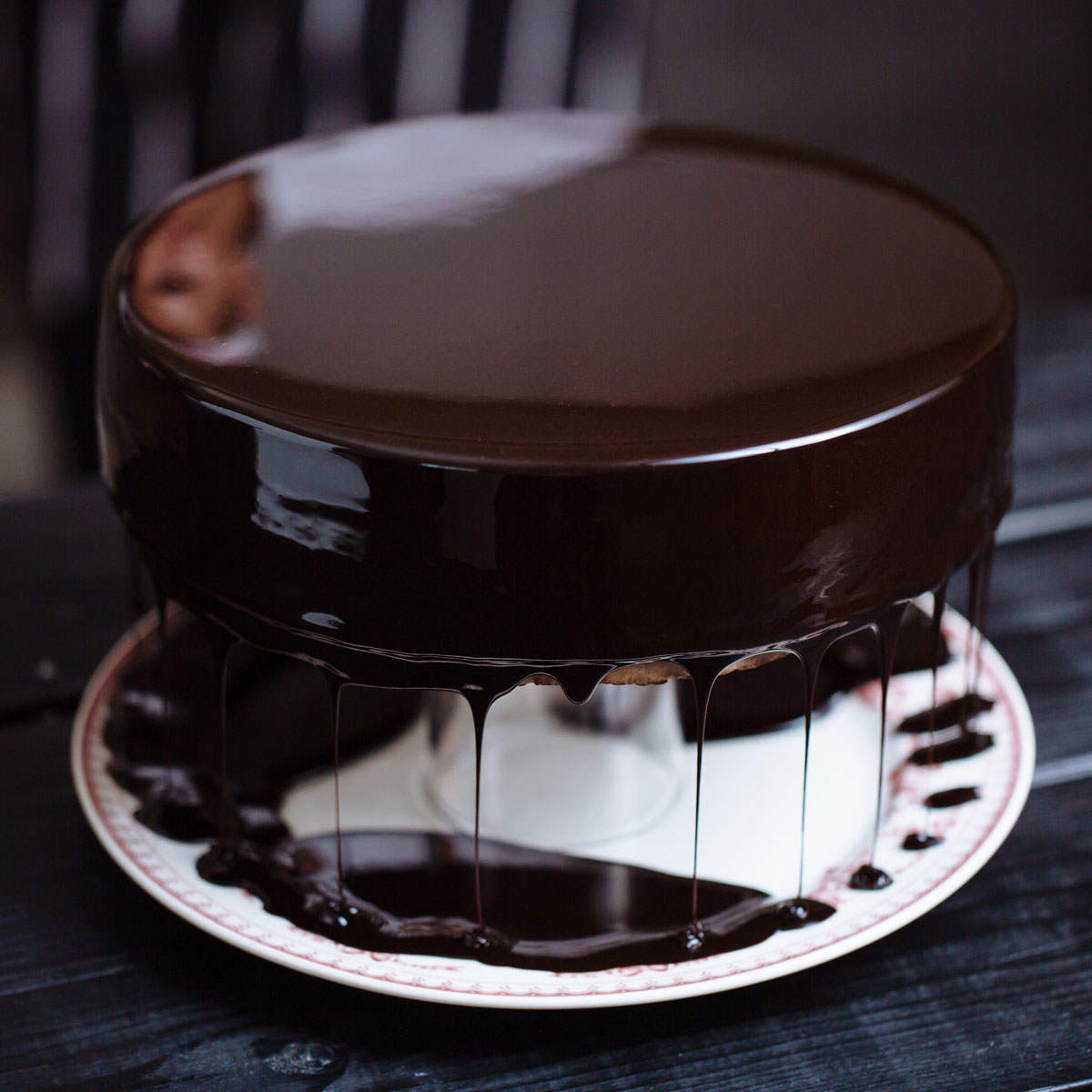 Mirror Glaze: Diese Glasur lässt Torten glänzen wie poliertes Eis – ein echter Hingucker! Perfekt, um deine Gäste zu beeindrucken. Richtig zubereitet mit Lurch Sieb und Schneebesen.