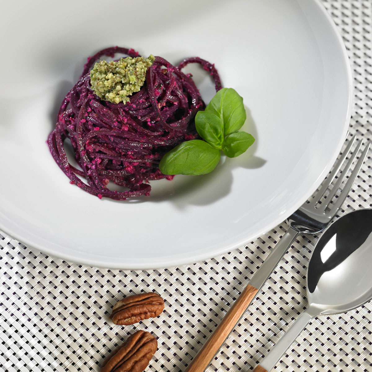 Rote Bete-Pasta mit Pesto: Diese Nudeln sind rot – und das mit gutem Grund! Rote Bete sorgt für Farbe und Geschmack, das selbstgemachte Pesto mit Pekannüssen rundet alles perfekt ab. Am besten mit dem Lurch Spiralschneider zubereitet.