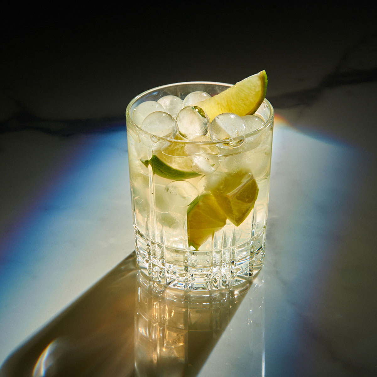 Caipirinha: Der brasilianische Klassiker mit Cachaça, Limetten, Zucker und Eis bringt dir pure Erfrischung ins Glas – und ein Stück Copacabana gleich mit dazu! Perfekt gemixt mit Lurch Barzubehör und Eiswürfelformen.