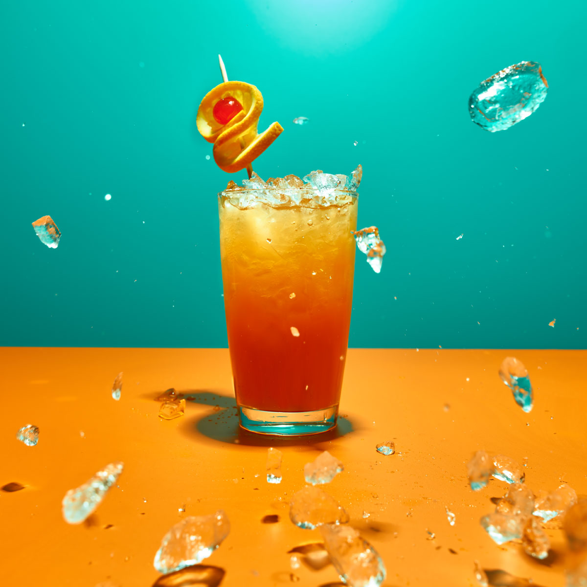 Bunter Cocktail mit splitterndem Eis – perfektes Bild für Cocktail- und Eiswürfelzubehör.