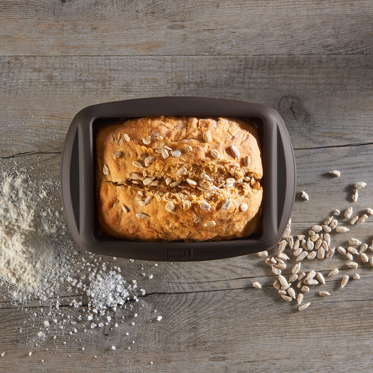 Sonnenblumenkernbrot mit knuspriger Kruste – frisch, vielseitig und lecker, perfekt zum Belegen oder als Beilage. Richtig gebacken in der Lurch Batzen Brotbackform aus Silikon.