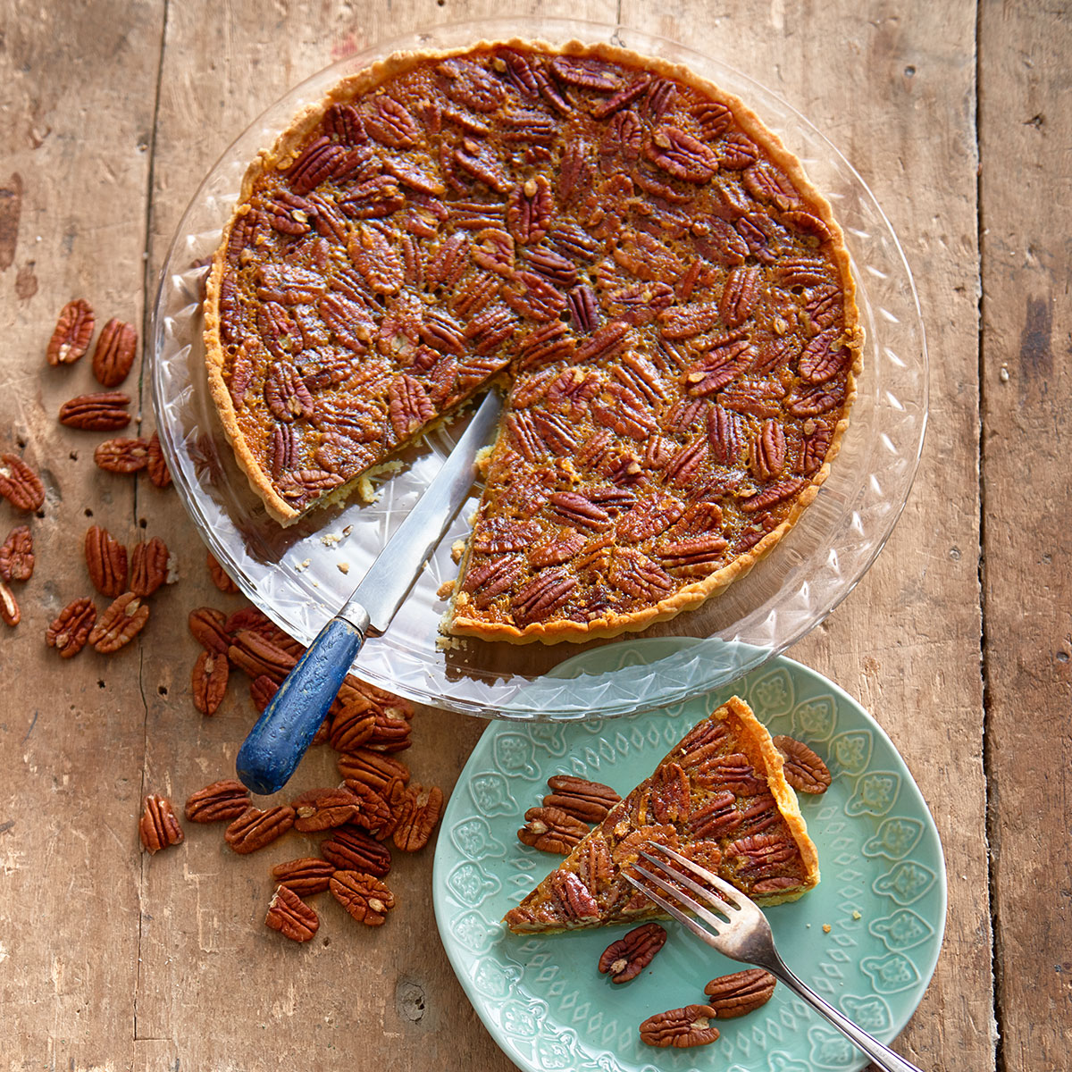 Der Pekannusskuchen vereint mildes Nussaroma, karamelligen Sirup und röstigen Mürbteig zu einem köstlichen Klassiker, der sich gut hält. Gut wird es in der Lurch Quiche Backform.