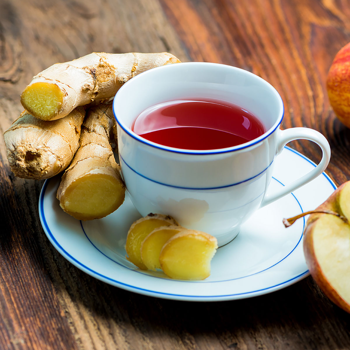 Apfel-Ingwer-Tee in einer Glastasse – fruchtig, würzig und wärmend, der perfekte Immunbooster für gemütliche Wohlfühlmomente.