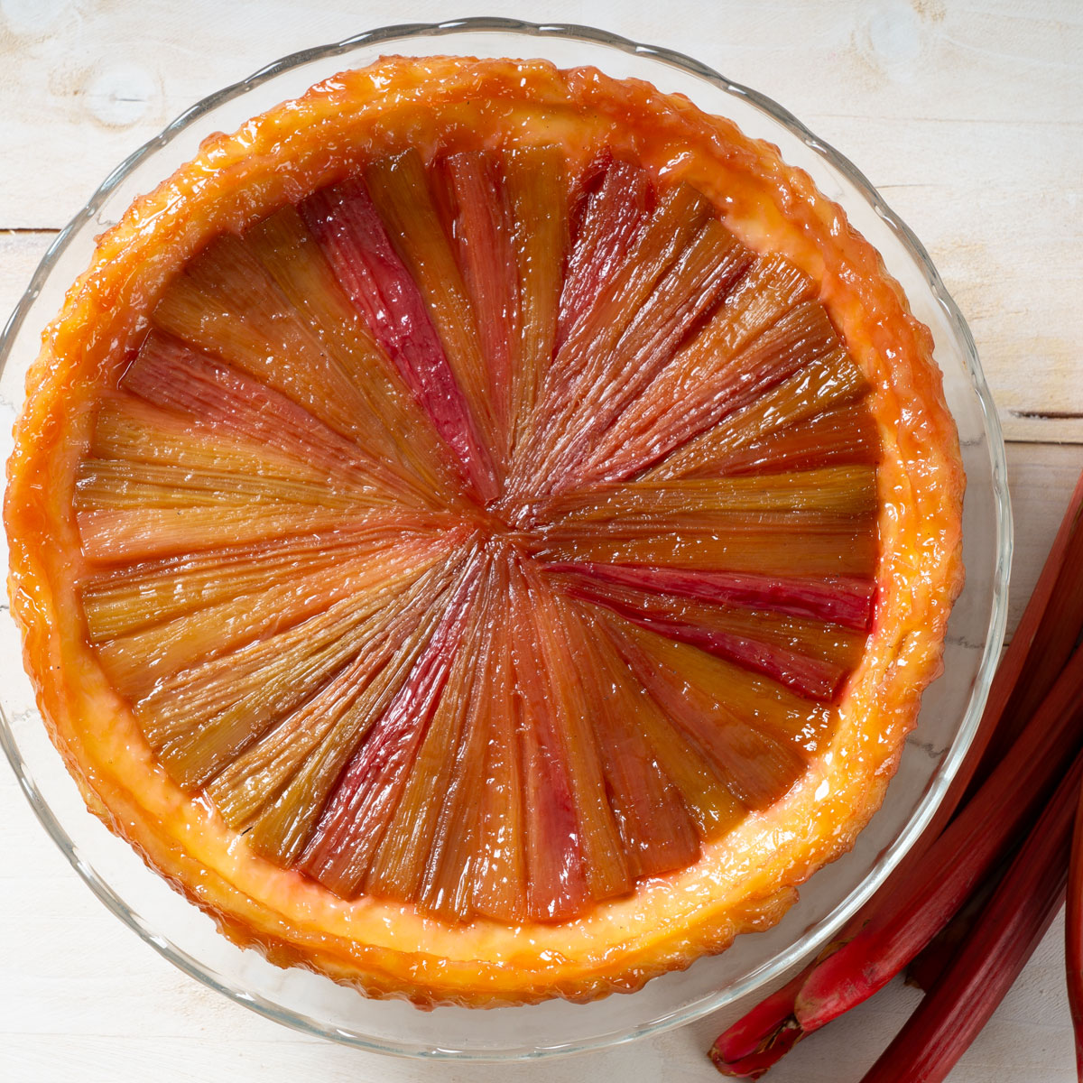 Fruchtige Rhabarbertarte mit knusprigem Boden – einfaches Rezept mit süß-säuerlichem Rhabarber, ideal für Frühling und Sommer. Gebacken mit der Lurch Obstbodenbackform aus Silikon.