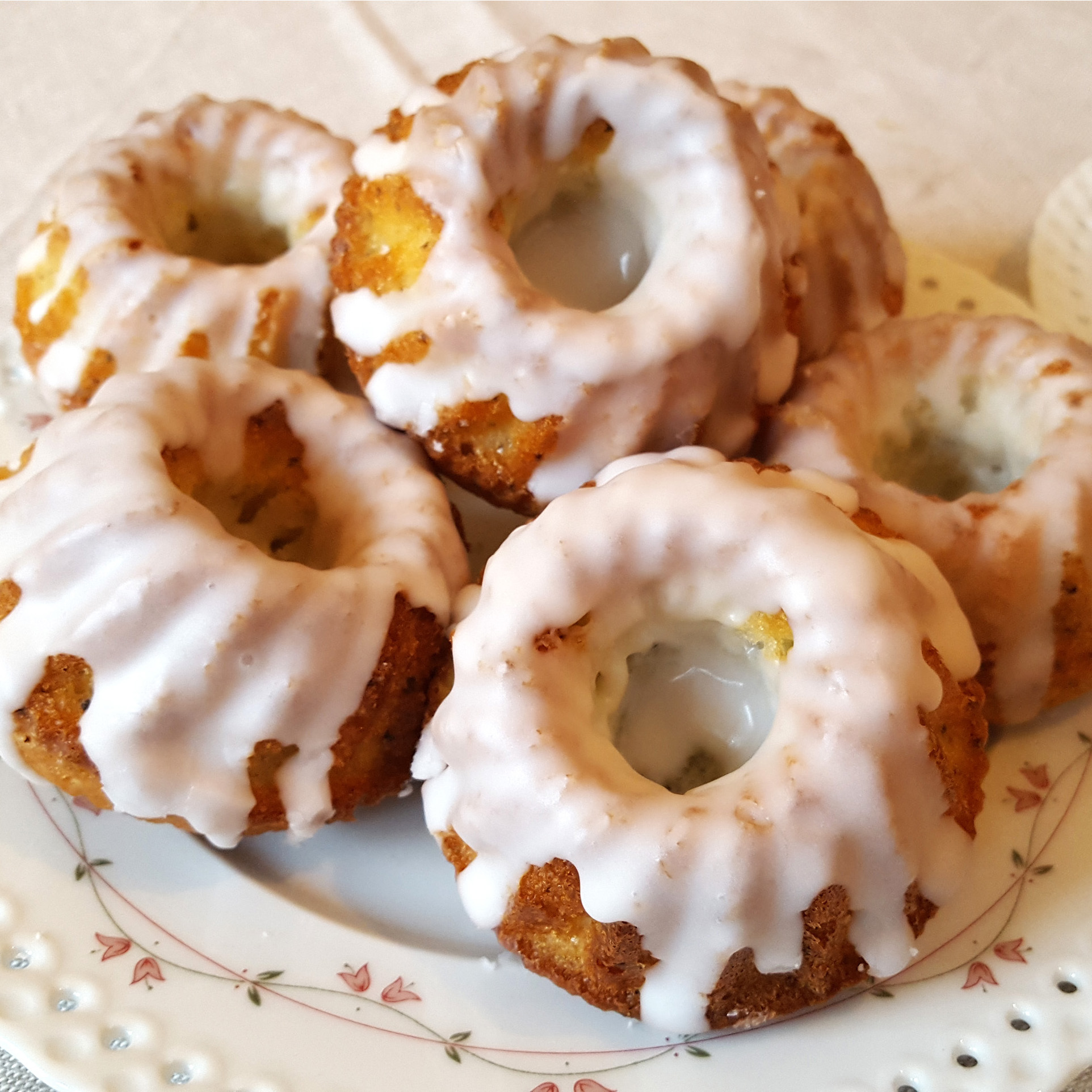 Diese Mini-Gugl sind kleine Glücklichmacher, die mit ihrem entzückenden Aussehen und dem leckeren Vanille-Mohn-Geschmack garantiert deine Gäste begeistern! Gebacken in Lurch Mini-Gugelhupf-Backformen.