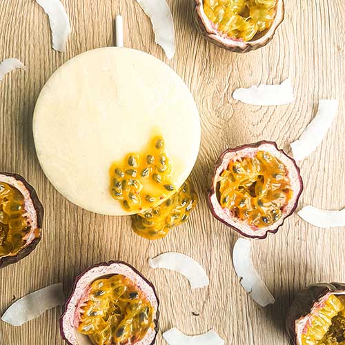Diese Eis-Lollies mit Passionsfrucht (Maracuja) sind nicht nur schnell gemacht, sondern wecken auch echte Leidenschaft für fruchtigen, sommerlichen Genuss.