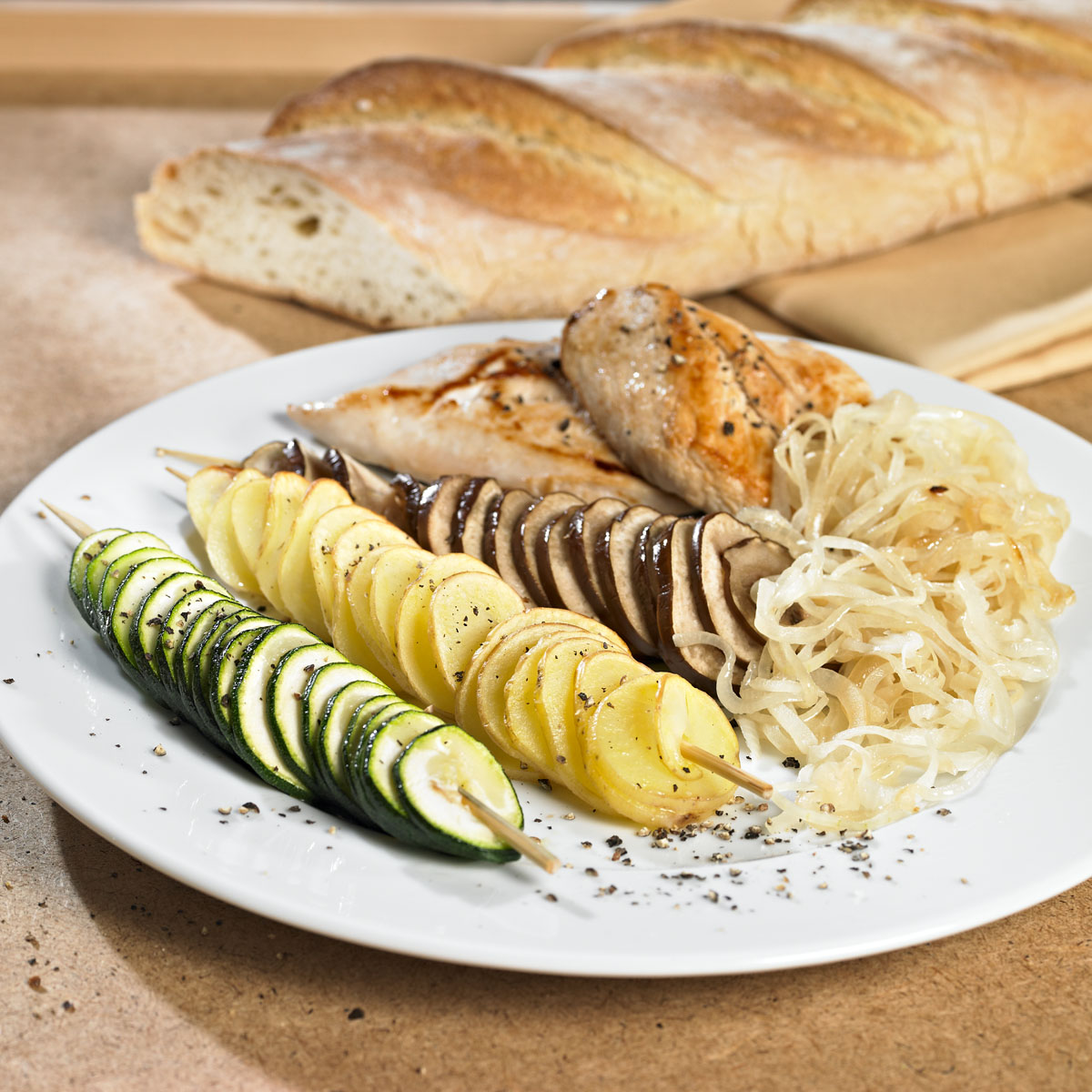 Gemüsetornados mit Putensteak: Keine Idee mehr für Beilagen? Probier Gemüsetornados – bunt gedrehtes Gemüse, das deinem Essen nicht nur Geschmack, sondern auch ein optisches Highlight verleiht. Am besten zubereitet mit dem Lurch Super-Spiralschneider.