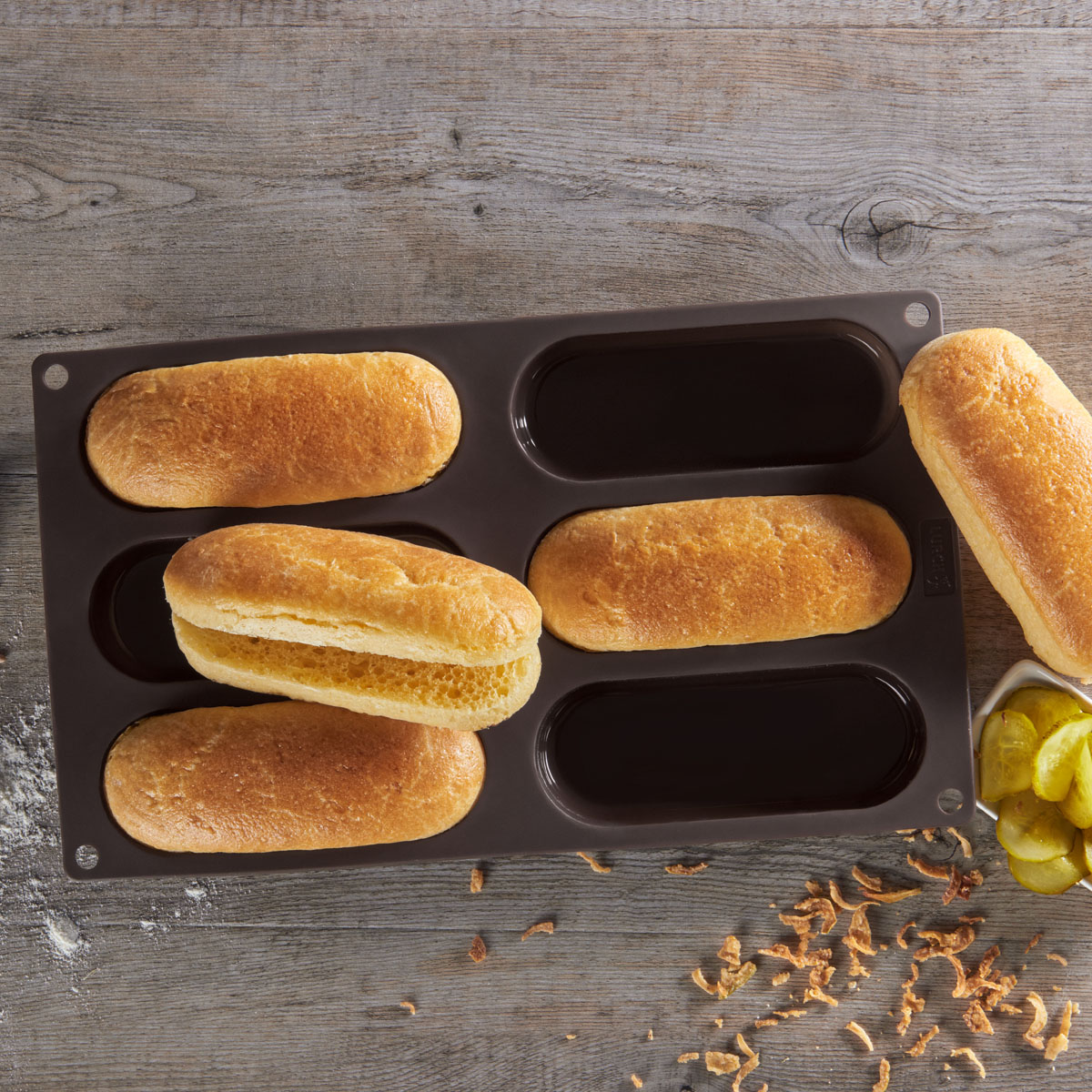 Hot Dog Buns classic aus der Lurch Hotdogbun-Backform: Selbst gebacken sind sie einfach besser! Diese fluffigen Brötchen machen deinen Hotdog erst richtig lecker – viel besser als jede Fertigware.