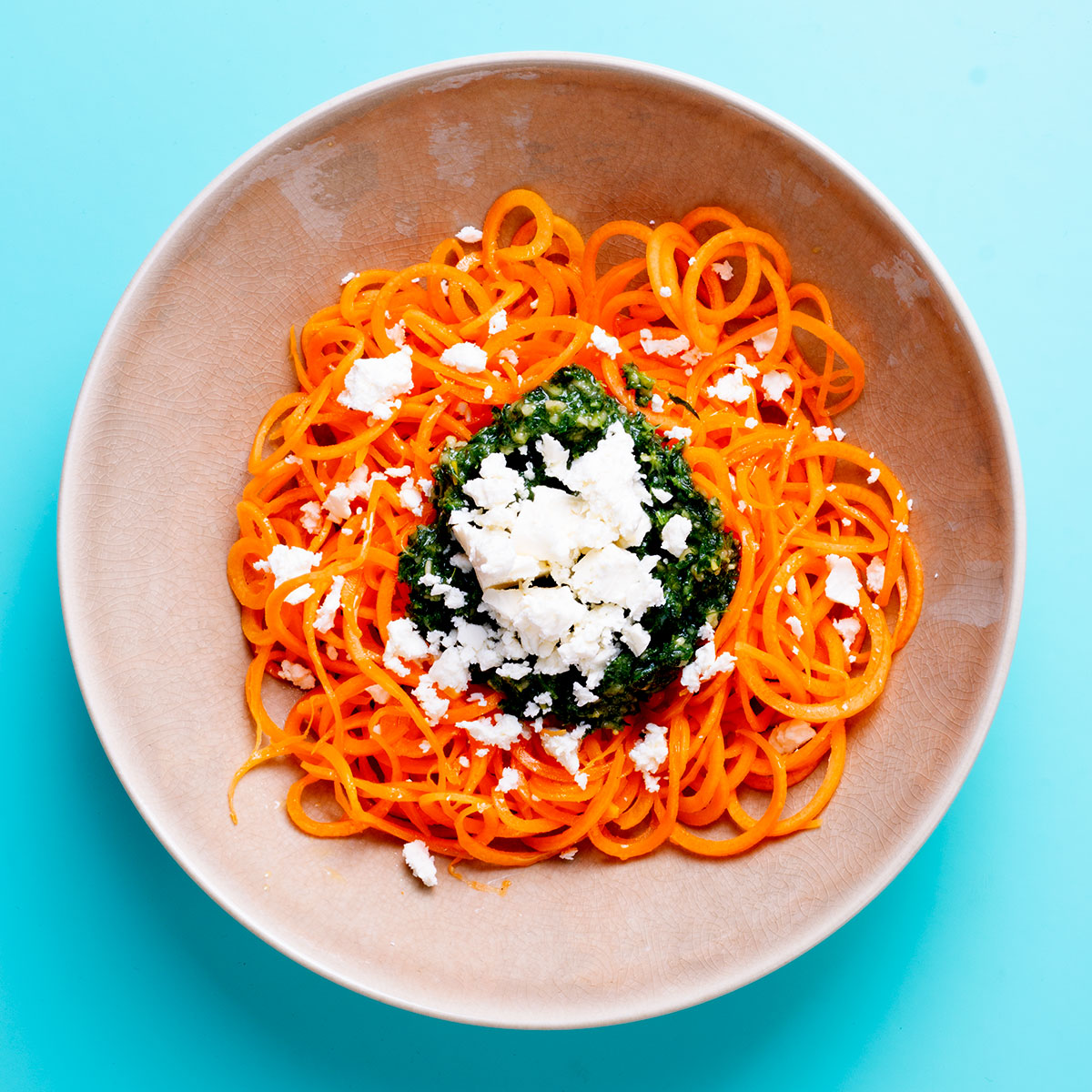 Karottenpesto mit Gemüsespiralen und Feta – schnell, glutenfrei, leicht abwandelbar und richtig lecker. Zubereitet mit dem Lurch Spiralschneider.