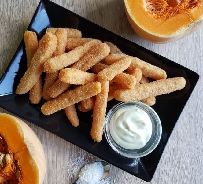 Kürbis-Kokos-Snacks sind in nur 30 Minuten fertig, lecker paniert und perfekt als Fingerfood für Spiele- oder Fernsehabende – sommerlich trifft herbstlich! Zubereitet mit dem Lurch Würfel- und Stifteschneider.