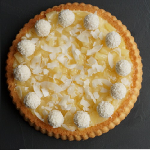 Klassischer Obstboden aus der Lurch Silikonbackform trifft auf temperamentvolle Ananas-Kokos-Mischung – ein frischer Geschmack, der Spaß beim Backen macht und garantiert begeistert!