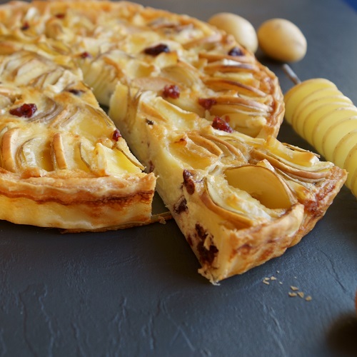 Unsere Kartoffel-Apfel-Quiche kombiniert fruchtige Äpfel und Cranberries mit herzhaftem Camembert zu einem vegetarischen Genuss, der warm und kalt schmeckt. Am besten gelingt dir das Rezept mit der Lurch Quiche Backform und dem Spiralschneider.