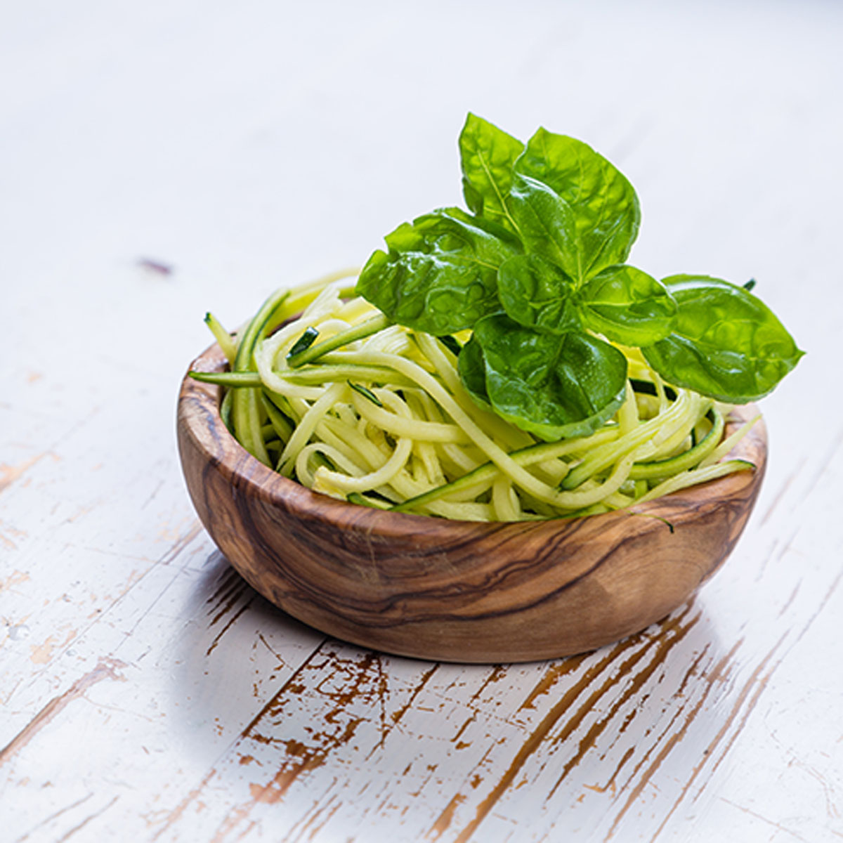 Zucchinipasta al genovese mit dem Lurch Spiralschneider – frische Gemüsespaghetti mit aromatischem Basilikum, Parmesan, Pinienkernen und Olivenöl – ein leichter Genuss ganz ohne Sahne oder Fleisch.
