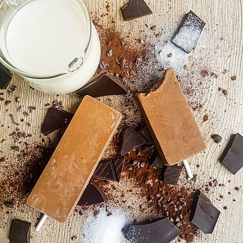 Dieses Eis mit dunkler Schokolade verbindet Genuss mit einem Hauch Gesundheit – perfekt für alle, die beim Naschen kein schlechtes Gewissen haben wollen.