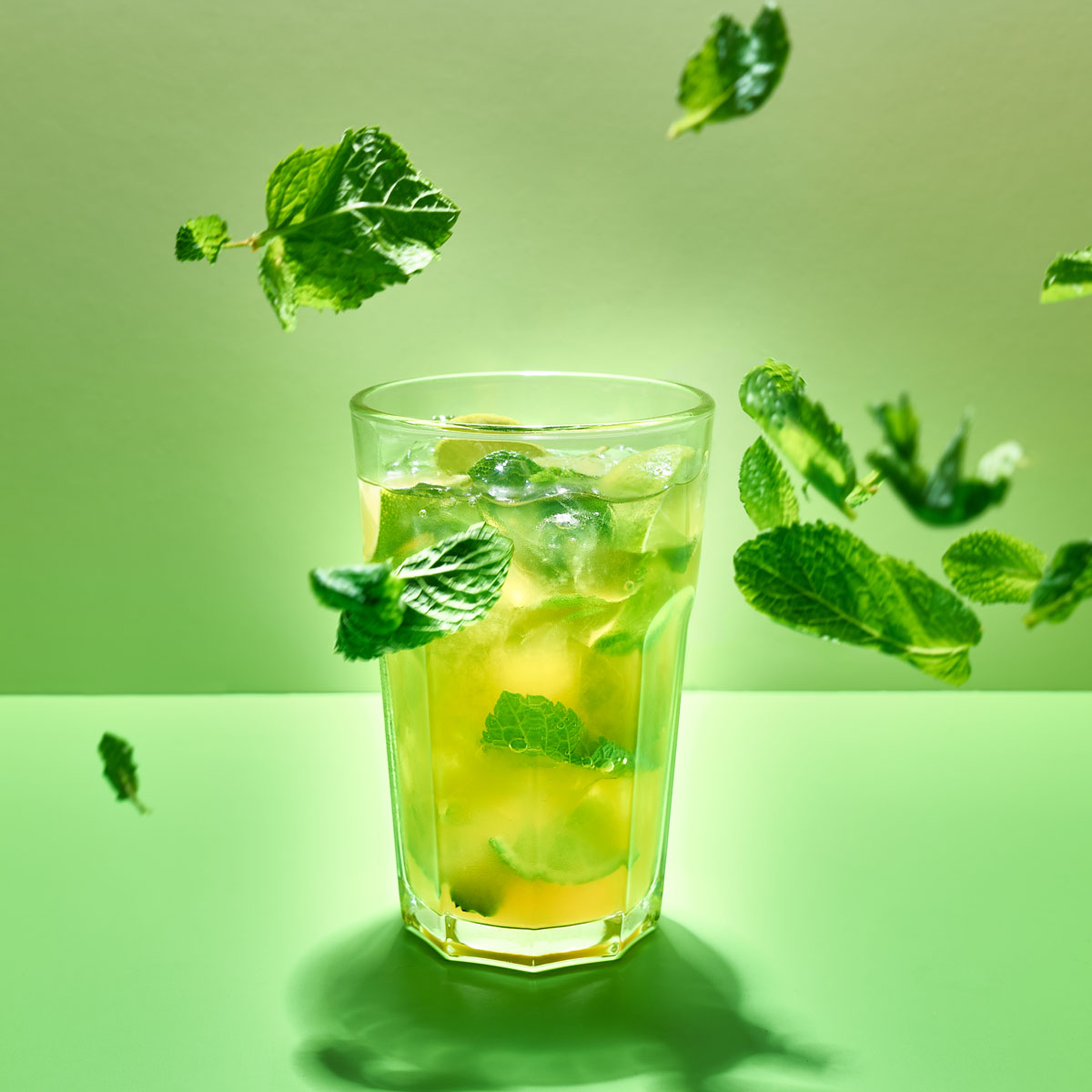 Ipanema: Urlaubsfeeling im Glas – ganz ohne Alkohol! Der fruchtig-frische Drink erinnert an Rio und bringt dir eine kleine Auszeit voller Sonne und guter Laune. Richtig zubereitet mit unserem Barzubehör und Eiswürfelformen.