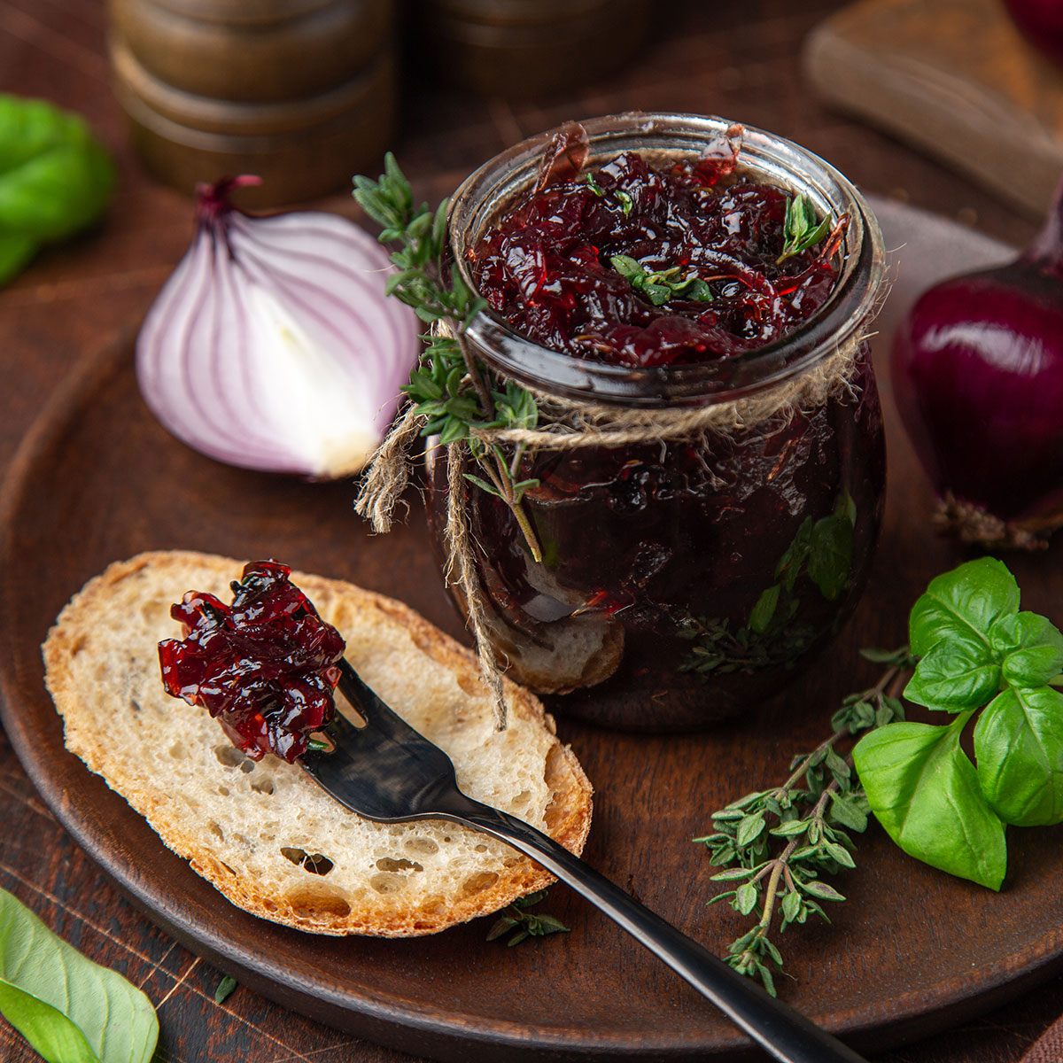 Geschmort mit Zucker, Ahornsirup und Portwein wird Zwiebelmarmelade zur süß-würzigen Delikatesse – perfekt für Burger oder Fleischgerichte.
