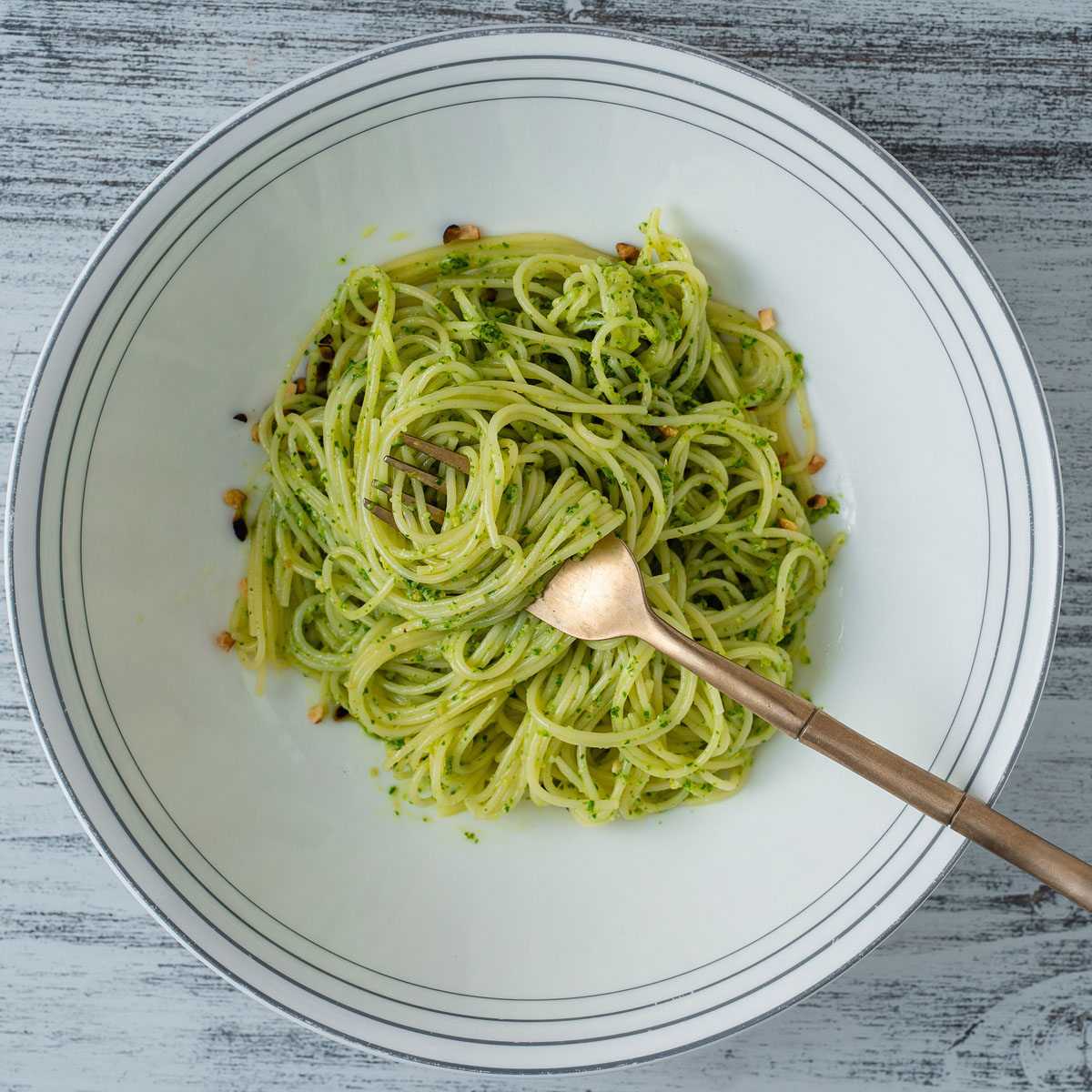 Bärlauch-Pasta mit der Lurch Parmesanreibe: In nur 15 Minuten zauberst du mit frischem Bärlauch eine aromatische, schnelle Pasta – perfekt für stressige Tage oder Kochanfänger!