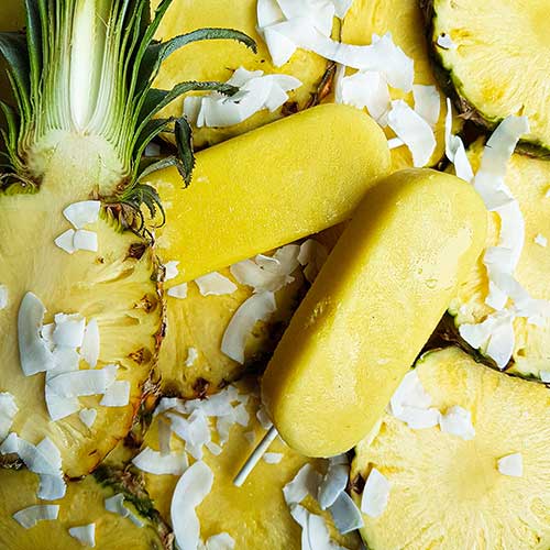 Tropisch, erfrischend und wandelbar: Dieses Cocktail-Eis mit Ananas, Kokosmilch und Rum bringt Sommerfeeling pur – mit oder ohne Alkohol!
